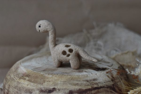 Felted dino in beige | Felted photo propsFelted dino in beige | Felted photo props