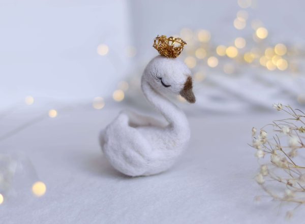 Felted swan | Felted photo prop