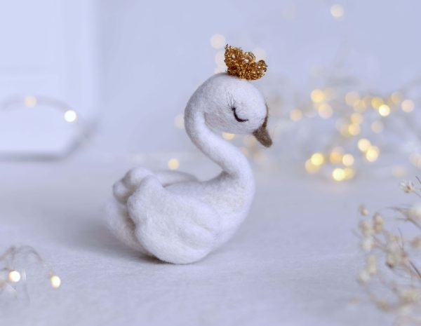 Felted swan | Felted photo prop