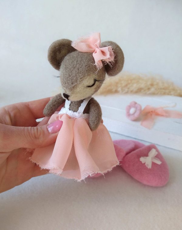Felted mouse in dress | Felted stuffies