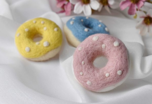 Felted donut in pink | Felted photo props