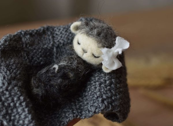 Felted sheep mini in melange grey | Felted photo props