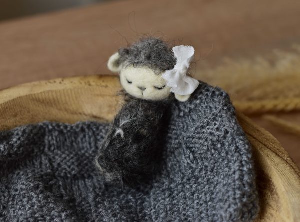 Felted sheep mini in melange grey | Felted photo props