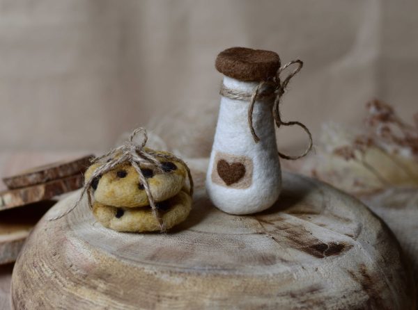 Felted milk and cookies in beige/light brown | Felted photo props