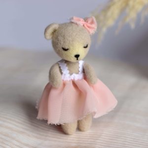 Felted bear in a dress | Felted photo props