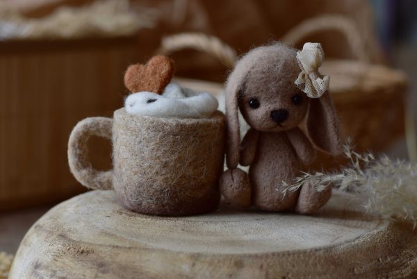 Felted cup of coffee with cream and felted dog | Felted photoprops
