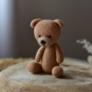 Felted bear Pat in medium brown | Felted photo props newborn