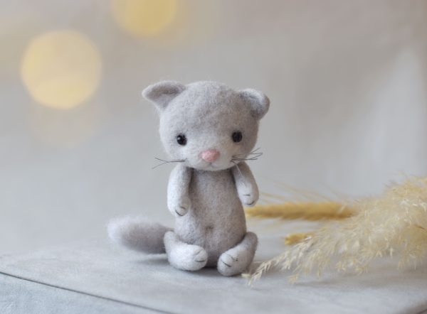 Felted cat in light gray | Felted photoprops | LuckyBay Props