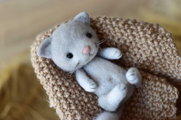 Felted cat in light gray | Felted photoprops | LuckyBay Props