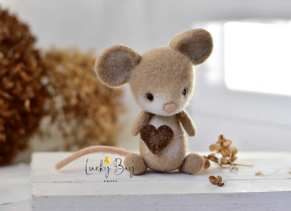 Felted mouse in beige with heart | Felted photo props newborn | NEW