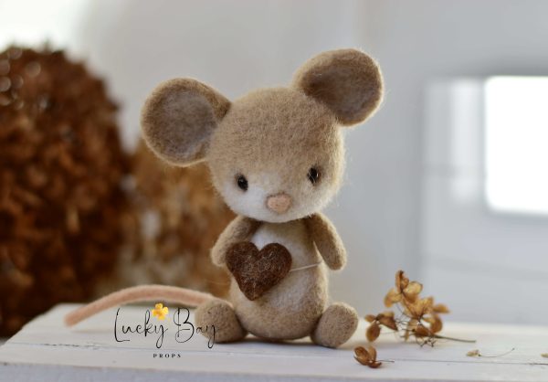 Felted mouse in beige with heart | Felted photo props newborn | NEW