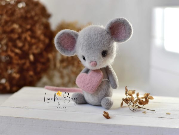 Felted mouse in grey with heart | Felted photo props newborn | NEW