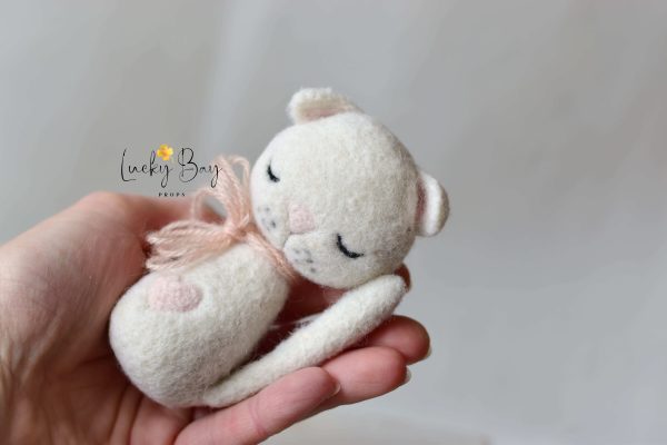 Felted cat in white | Felted photo props newborn | NEW