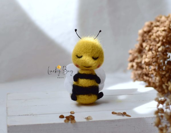 Felted bee| Felted photo props | NEW